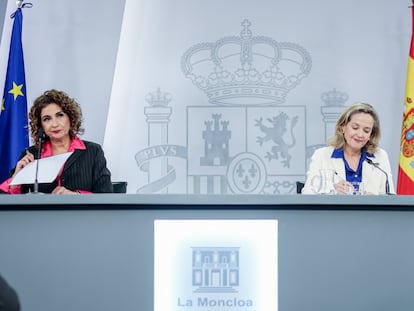 María Jesús Montero, ministra de Hacienda (a la izquierda), y Nadia Calviño, vicepresidenta primera y ministra de Asuntos Económicos, el 16 de febrero en una rueda de prensa en La Moncloa.