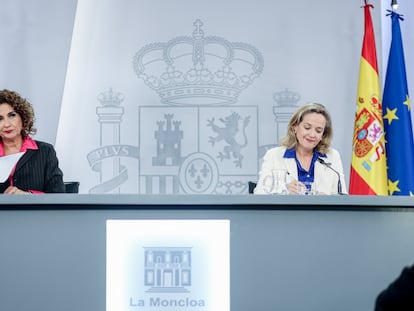 La ministra de Hacienda, María Jesús Montero (izquierda), y la vicepresidenta primera y ministra de Asuntos Económicos, Nadia Calviño, este jueves en Madrid.