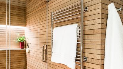 Su instalación en la pared permite ahorrar espacio y añade un plus a la decoración del cuarto de baño. GETTY IMAGES.