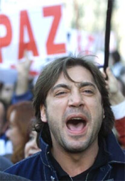 El actor Javier Bardem durante la concentración a favor de la paz que se ha originado frente al Congreso. Un amplio dispositivo policial custodiaba la zona.