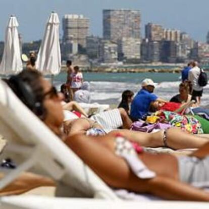 Turistas en la playa del Postiguet, en Alicante.