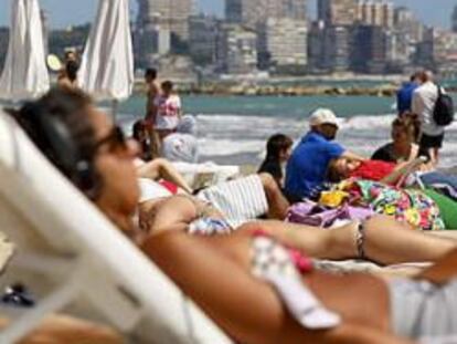 Turistas en la playa del Postiguet, en Alicante.