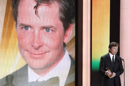 El actor Michael J. Fox recoge un premio Golden Camera homenaje a toda su carrera en Berlín en 2011.
