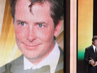 El actor Michael J. Fox recoge un premio Golden Camera homenaje a toda su carrera en Berlín en 2011.