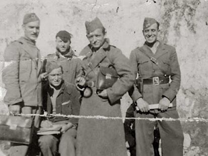 La Brigada 106 con Fernando Buj, sentado con la pluma y el papel. De pie, con la cartera bajo el brazo, Andrés Barrero.