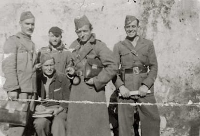 La Brigada 106 con Fernando Buj, sentado con la pluma y el papel. De pie, con la cartera bajo el brazo, Andrés Barrero.