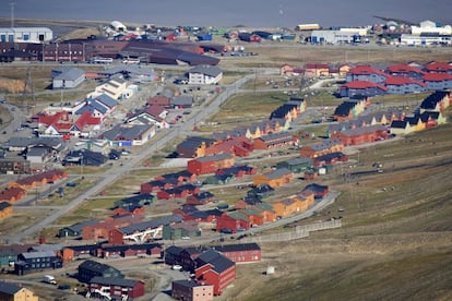 "El gobierno cede terrenos a todo el que lo solicita para que puedan construirse una casa. Les interesa que la ciudad esté habitada, por eso optar a una vivienda en Longyearbyen es tan sencillo", afirma el escritor Javier Reverte. Más de 2.000 habitantes están censados en la capital de Svalbard, archipiélago cuyo nombre proviene de un vocablo vikingo que puede traducirse como "costa fría". A pesar de que conseguir una casa no es complicado ni caro, la vida en Longyearbyen no es apta para todos los públicos. Sobre todo para aquellos que busquen temperaturas cálidas y bullicio. En esta ciudad, el día polar, con unas temperaturas que no superan los 16 ºC, comienza el 20 de abril y termina el 22 de agosto. La noche polar comienza el 28 de octubre y acaba el 14 de febrero: durante estos meses las temperaturas son de -50 ºC y el sol no llega a salir. "Se trata de una ciudad construida para sobrevivir en condiciones climatológicas extremas. Nada allí es bello o trascendente, sino sencillamente útil", explica Reverte.