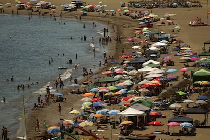 Gente en la playa de la cala del moral, cerca de Málaga.
