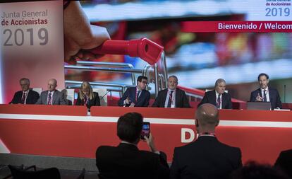 Borja de la Cierva, quinto por la izquierda, durante la última junta de accionistas de Dia.