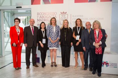 La presidenta de la Comunidad de Madrid, Cristina Cifuentes, junto a la decana del ICAM, Sonia Gumpert, y otros miembros de la Junta de Gobierno del Colegio, en la inauguración del II Congreso de la Abogacía Madrileña.