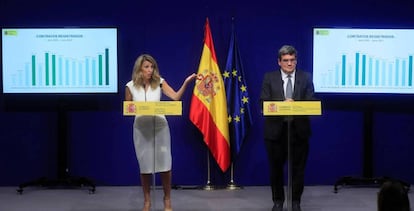 La vicepresidenta segunda y ministra de Trabajo, Yolanda Díaz, junto con el ministro de Inclusión, Seguridad Social y Migraciones, José Luis Escrivá.