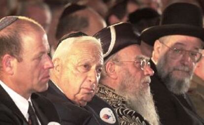 El presidente del Parlamento, el primer ministro y los dos rabinos jefe de Israel, ayer durante la ceremonia en recuerdo del Holocausto.