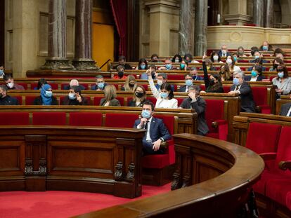 Varios parlamentarios piden la palabra en un pleno del Parlament de Cataluña. David Zorrakino - Europa Press