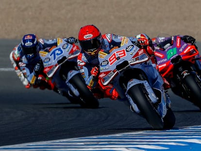 Los pilotos de MotoGP, el español Marc Márquez seguido de Álex Márquez y el italiano Franco Morbidelli durante el primer día de entrenamientos libres del Gran Premio de España de Motociclismo.