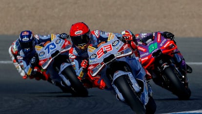 Los pilotos de MotoGP, el español Marc Márquez seguido de Álex Márquez (Gresini Racing MotoGP) y por el italiano Franco Morbidelli durante el primer día de entrenamientos libres del Gran Premio de España de Motociclismo.