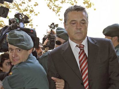 Eugenio Hidalgo, ex alcalde Andratx, es conducido ante el juez en noviembre de 2006.