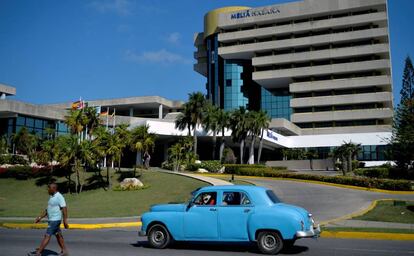 Un coche circula ante un hotel de la cadena española Meliá, en mayo, en La Habana.