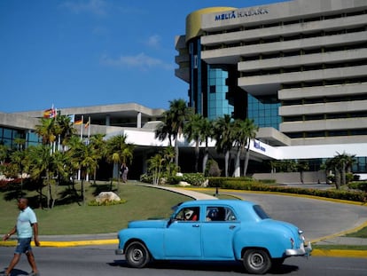 Un coche circula ante un hotel de la cadena española Meliá, en mayo, en La Habana. 