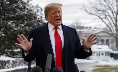 El presidente Donald Trump habla a la prensa desde el jardín de la Casa Blanca.