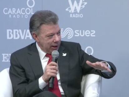 El presidente de Colombia, Juan Manuel Santos y el presidente del grupo PRISA Juan Luis Cebrián charlan sobre los beneficios del fin de la guerra.