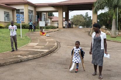 En el hospital CoRSU, la cirugía infantil es gratuita. Ayinemani Juliet, de cinco años, sufrió quemaduras graves cuando se cayó en la lumbre de su casa. En la clínica ugandesa le recuperan la pierna y el pie.
