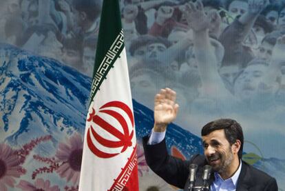 El presidente iraní, Mahmud Ahmadineyad, saluda a los periodistas hoy durante una rueda de prensa en Teherán