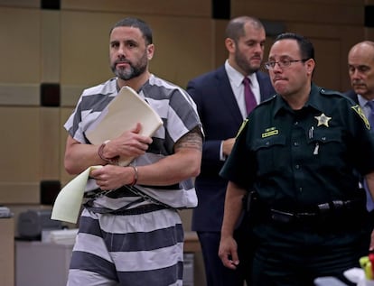 El 26 noviembre de 2018 comenzó la fase oral del cuarto juicio al que fue sometido en Florida Pablo Ibar, presidido por Dennis Bayle. En la imagen, Ibar es conducido a la vista de su caso en Fort Lauderdale (Florida).