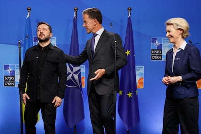 Zelenski, Rutte y Ursula von der Leyen, este martes en La Haya.