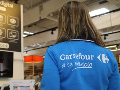 Empleada de Carrefour en uno de sus establecimientos. 