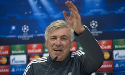 Carlo Ancelotti saluda durante la rueda de prensa.