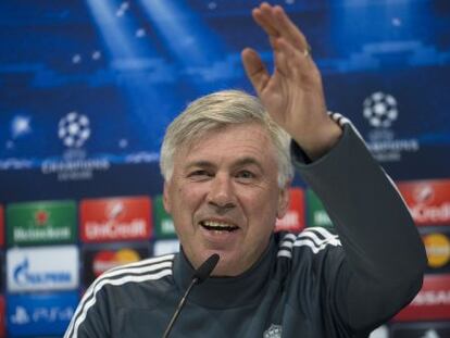 Carlo Ancelotti saluda durante la rueda de prensa.