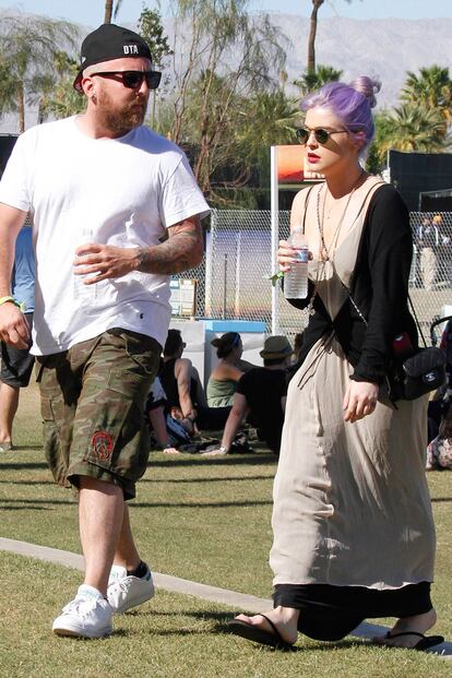 Kelly Osbourne con pelo violeta y un look muy casual.