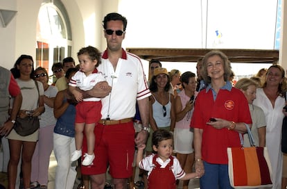 Palma ha sido por tradición el lugar en el que los miembros de la Familia Real española disfrutaban, todos juntos, de las vacaciones de verano. Desde que son pequeños, los nietos de los reyes eméritos han estado presentes en actos, posados y paseos por las calles de la ciudad mallorquina. En la imagen, la reina Sofía posa junto a su nieto Felipe Juan Froilán y su entonces yerno, Jaime de Marichalar, que sostiene a Victoria Federica, antes de la Copa del Rey de Vela, el 29 de julio de 2002.