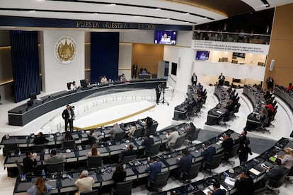Plenaria en el salón azul de la Asamblea Legislativa, en San Salvador (El Salvador), este jueves.