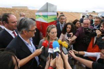 La ministra de Fomento, Ana Pastor, acompañada del alcalde de L'Aldea (Tarragona), Daniel Andreu (i), durante la inauguración hoy de la variante de la N-340 de L'Aldea.