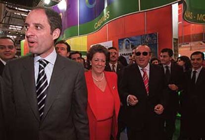 Francisco Camps, Rita Barberá y Carlos Fabra, ayer en Fitur.
La ex ministra Carmen Alborch, ayer en la feria de turismo de Madrid.