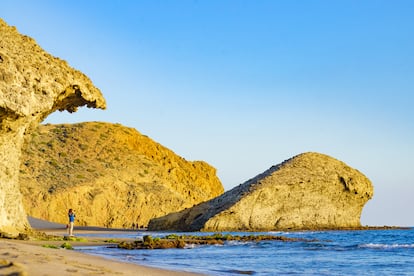 Formas geológicas en la playa de Mónsul, en Cabo de Gata-Níjar (Almería).