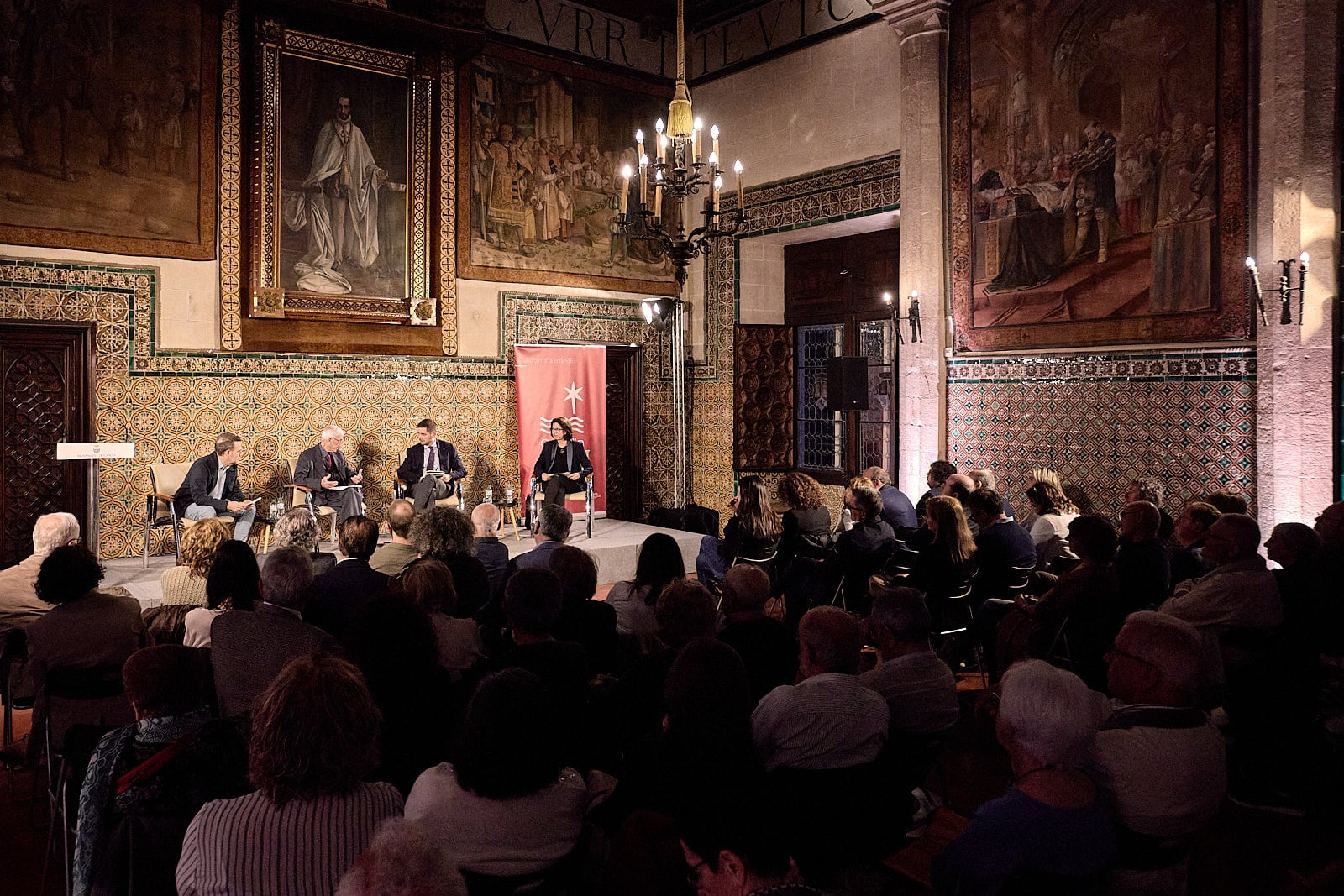 El escritor Theodor Kallifatides conversa este jueves con el alcalde de Gandia, José Manuel Prieto Part, en el Palau dels Borja.