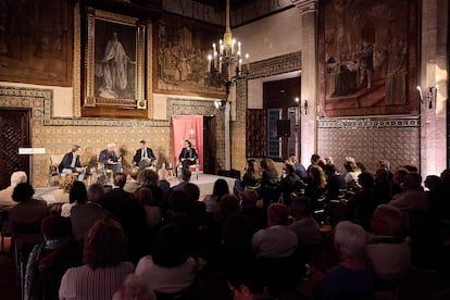 El escritor Theodor Kallifatides conversa este jueves con el alcalde de Gandia, José Manuel Prieto Part, en el Palau dels Borja.