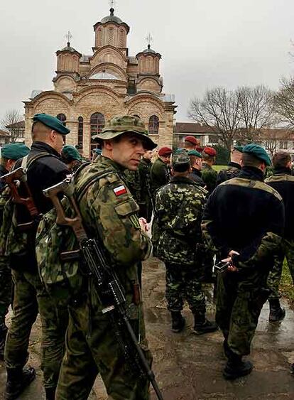 Soldados de la KFOR ayer en el monasterio de Gracanica.