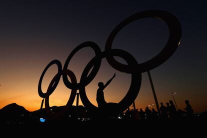 Puesta del sol sobre los anillos olímpicos en el Parque Olímpico de Río de Janeiro.