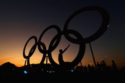 Puesta del sol sobre los anillos olímpicos en el Parque Olímpico de Río de Janeiro.