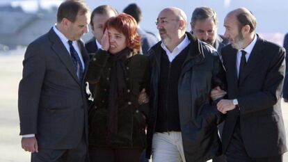 Alfredo Pérez Rubalcaba y el titular de Defensa, José Antonio Alonso (a la izquierda), consuelan a los padres del guardia civil Raúl Centeno, asesinado por ETA en Francia en 2007.