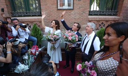 La presidenta de la Comunidad de Madrid, Isabel Díaz Ayuso, y el alcalde de Madrid, José Luis Martínez-Almeida, durante una ofrenda floral a la virgen de la Paloma de la capital. En primer término, Begoña Villacís, vicealcaldesa de Madrid.