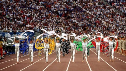 Fiesta en la pista de atletismo durante la inauguración de Barcelona 92.