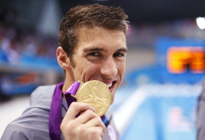 Michael Phelps posa enseñando su medalla de oro conseguida en la prueba de relevo combinado 4x100 metros en los Juegos Olímpicos de Londres 2012 (Reino Unido).