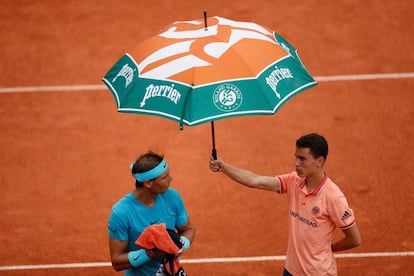 Nadal, cubierto tras comenzar a llover.