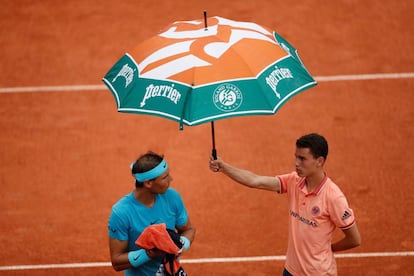 Nadal, cubierto tras comenzar a llover.