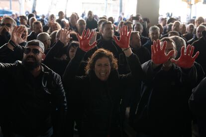 Manifestantes durante una concentración convocada por sindicatos por la muerte de la trabajadora de la cárcel de Mas d'Enric, frente a la Conselleria de Justicia, este jueves en Barcelona.