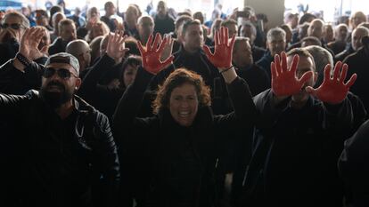 Manifestantes durante una concentración convocada por sindicatos por la muerte de la trabajadora de la cárcel de Mas d'Enric, frente a la Conselleria de Justicia, este jueves en Barcelona.